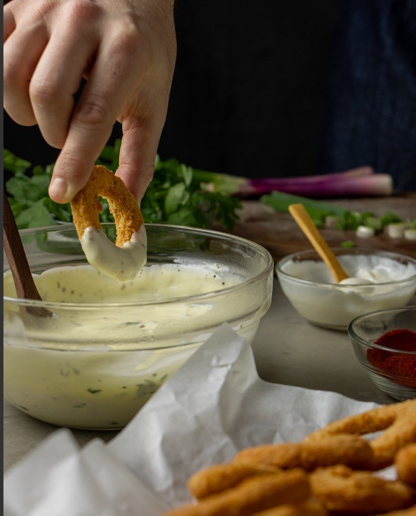 foto de Krabas con papas doradas al horno y salsa de verdeo